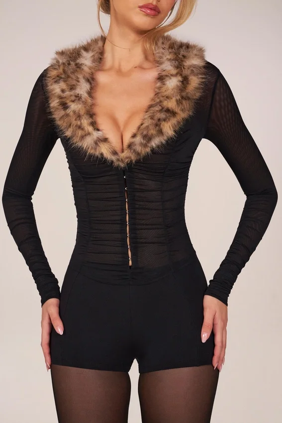 Loa playsuit med fuskpälskant i svart Loa playsuit med fuskpälskant i svart
