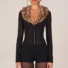 Loa playsuit med fuskpälskant i svart Loa playsuit med fuskpälskant i svart