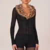 Loa playsuit med fuskpälskant i svart Loa playsuit med fuskpälskant i svart