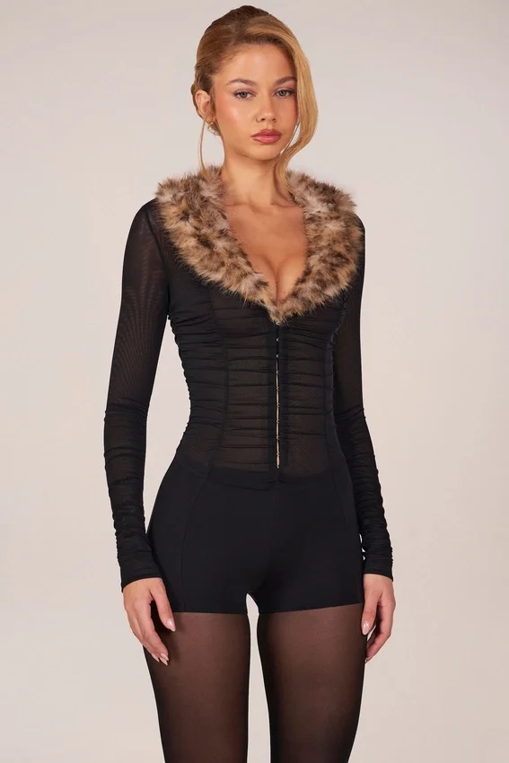 Loa playsuit med fuskpälskant i svart Loa playsuit med fuskpälskant i svart
