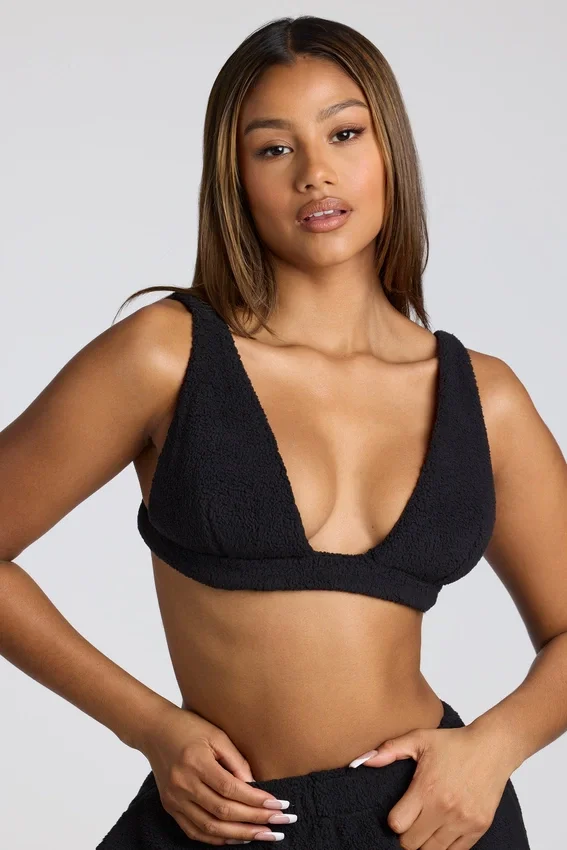 Loungewear V-ringad fleecebralette i svart Loungewear V-ringad fleecebralette i svart