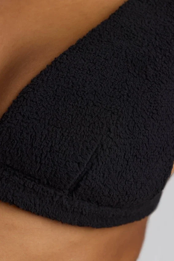 Loungewear V-ringad fleecebralette i svart Loungewear V-ringad fleecebralette i svart