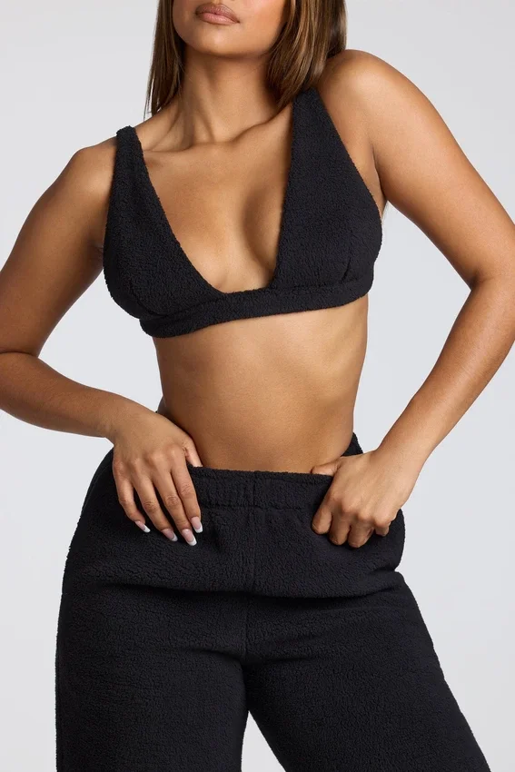 Loungewear V-ringad fleecebralette i svart Loungewear V-ringad fleecebralette i svart