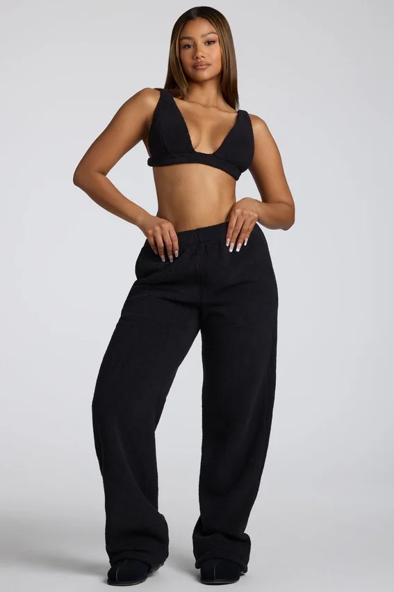 Loungewear V-ringad fleecebralette i svart Loungewear V-ringad fleecebralette i svart