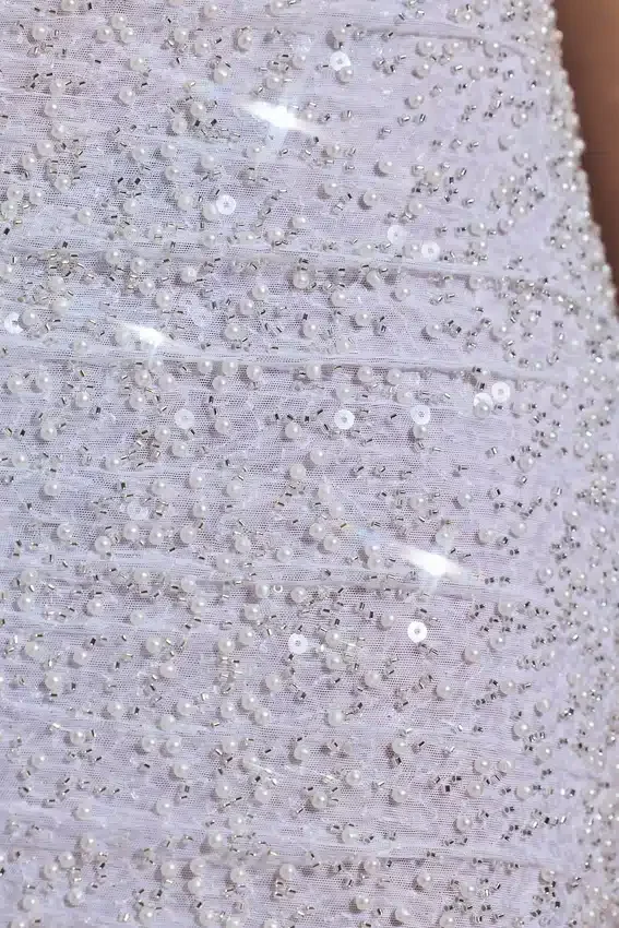 Lucia miniklänning med halterneck och utskärningar i vitt Lucia miniklänning med halterneck och utskärningar i vitt