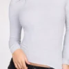 Luisa ribbad modal-top med rynkad krage och långa ärmar i grått Luisa ribbad modal-top med rynkad krage och långa ärmar i grått