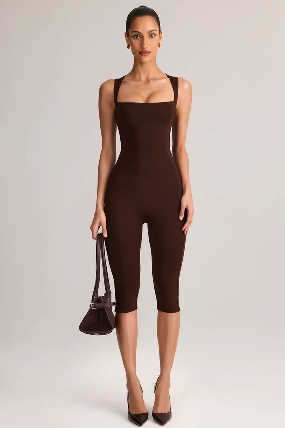 Luma Modal Bodycon-jumpsuit med fyrkantig halsringning i chokladbrunt Luma Modal Bodycon-jumpsuit med fyrkantig halsringning i chokladbrunt
