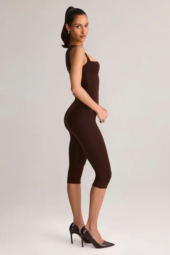 Luma Modal Bodycon-jumpsuit med fyrkantig halsringning i chokladbrunt Luma Modal Bodycon-jumpsuit med fyrkantig halsringning i chokladbrunt