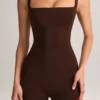 Luma Modal Bodycon-jumpsuit med fyrkantig halsringning i chokladbrunt Luma Modal Bodycon-jumpsuit med fyrkantig halsringning i chokladbrunt