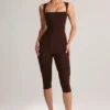 Luma Modal Bodycon-jumpsuit med fyrkantig halsringning i chokladbrunt Luma Modal Bodycon-jumpsuit med fyrkantig halsringning i chokladbrunt