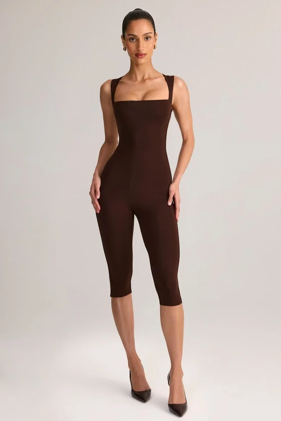 Luma Modal Bodycon-jumpsuit med fyrkantig halsringning i chokladbrunt Luma Modal Bodycon-jumpsuit med fyrkantig halsringning i chokladbrunt