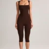 Luma Modal Bodycon-jumpsuit med fyrkantig halsringning i chokladbrunt Luma Modal Bodycon-jumpsuit med fyrkantig halsringning i chokladbrunt