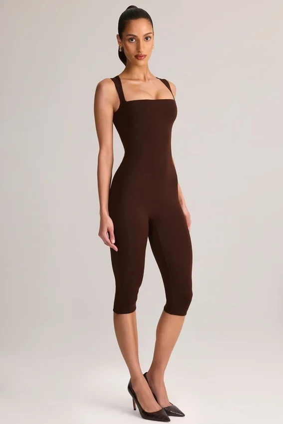 Luma Modal Bodycon-jumpsuit med fyrkantig halsringning i chokladbrunt Luma Modal Bodycon-jumpsuit med fyrkantig halsringning i chokladbrunt