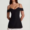 Maelie Off-Shoulder Ruffle A-Line Miniklänning i svart Maelie Off-Shoulder Ruffle A-Line Miniklänning i svart