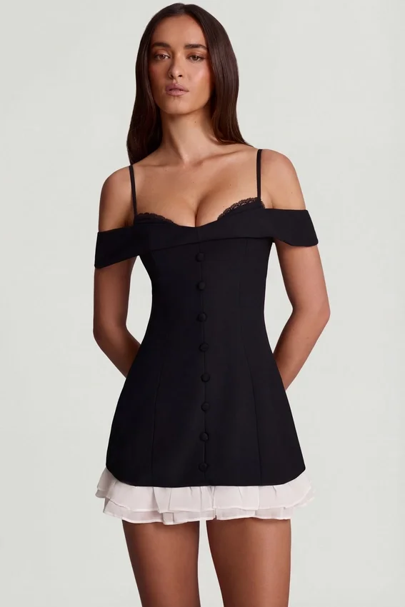 Maelie Off-Shoulder Ruffle A-Line Miniklänning i svart Maelie Off-Shoulder Ruffle A-Line Miniklänning i svart