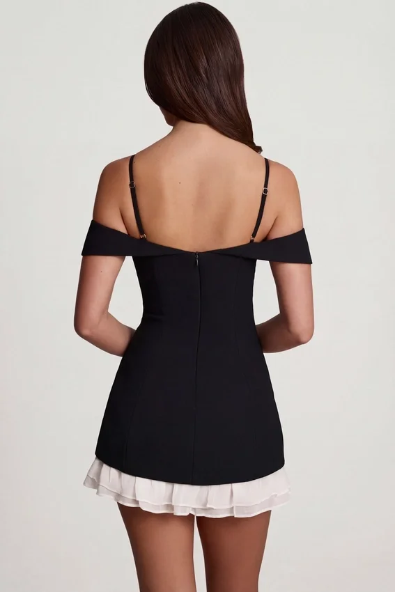Maelie Off-Shoulder Ruffle A-Line Miniklänning i svart Maelie Off-Shoulder Ruffle A-Line Miniklänning i svart