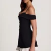 Maelie Off-Shoulder Ruffle A-Line Miniklänning i svart Maelie Off-Shoulder Ruffle A-Line Miniklänning i svart