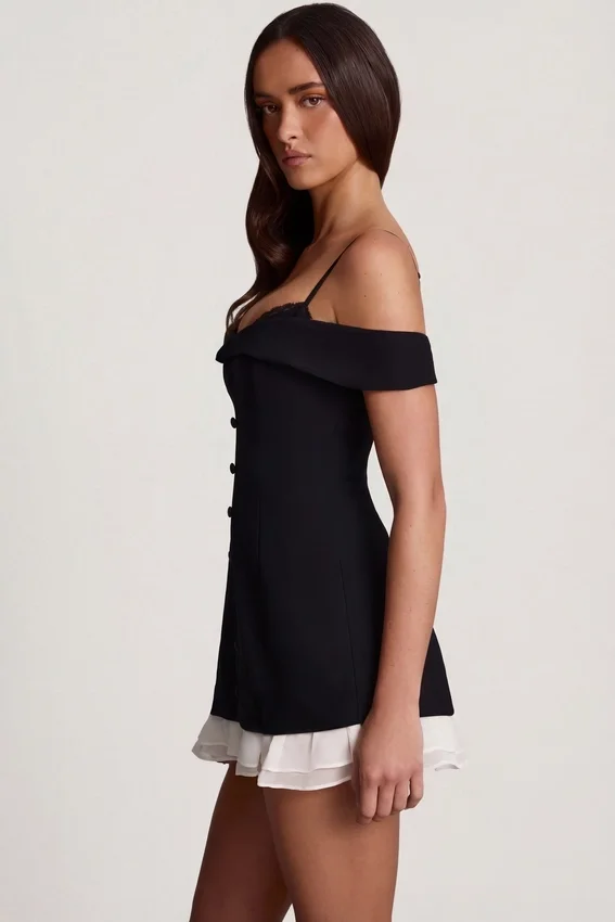Maelie Off-Shoulder Ruffle A-Line Miniklänning i svart Maelie Off-Shoulder Ruffle A-Line Miniklänning i svart