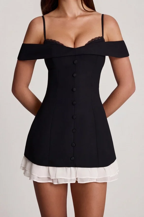 Maelie Off-Shoulder Ruffle A-Line Miniklänning i svart Maelie Off-Shoulder Ruffle A-Line Miniklänning i svart