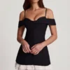 Maelie Off-Shoulder Ruffle A-Line Miniklänning i svart Maelie Off-Shoulder Ruffle A-Line Miniklänning i svart