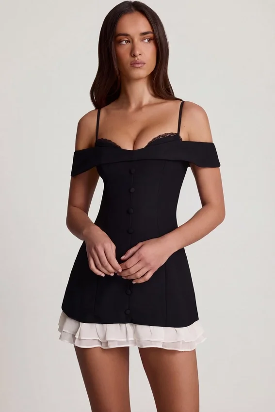 Maelie Off-Shoulder Ruffle A-Line Miniklänning i svart Maelie Off-Shoulder Ruffle A-Line Miniklänning i svart