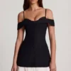 Maelie Off-Shoulder Ruffle A-Line Miniklänning i svart Maelie Off-Shoulder Ruffle A-Line Miniklänning i svart