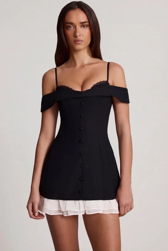 Maelie Off-Shoulder Ruffle A-Line Miniklänning i svart Maelie Off-Shoulder Ruffle A-Line Miniklänning i svart