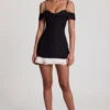 Maelie Off-Shoulder Ruffle A-Line Miniklänning i svart Maelie Off-Shoulder Ruffle A-Line Miniklänning i svart