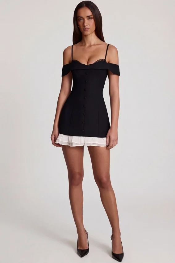 Maelie Off-Shoulder Ruffle A-Line Miniklänning i svart Maelie Off-Shoulder Ruffle A-Line Miniklänning i svart