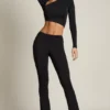 Mairead asymmetriska draperade byxor med medelhög midja och utsvängda ben i svart Mairead asymmetriska draperade byxor med medelhög midja och utsvängda ben i svart