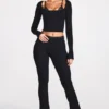 Philippa Modal Mid-Rise Flared Trousers i svart Philippa Modal Mid-Rise Flared Trousers i svart