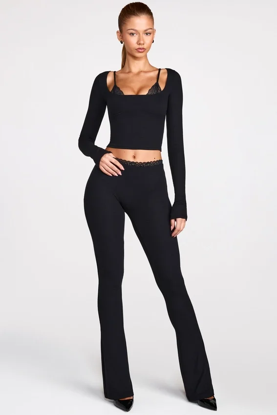 Philippa Modal Mid-Rise Flared Trousers i svart Philippa Modal Mid-Rise Flared Trousers i svart