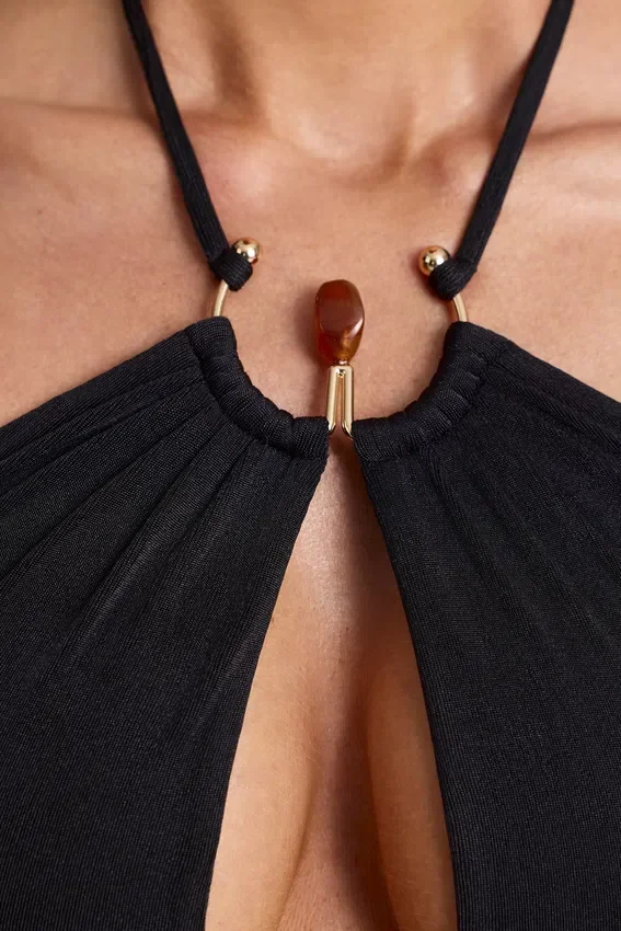 Margot maxiklänning med halterneck och utskärningar i svart Margot maxiklänning med halterneck och utskärningar i svart