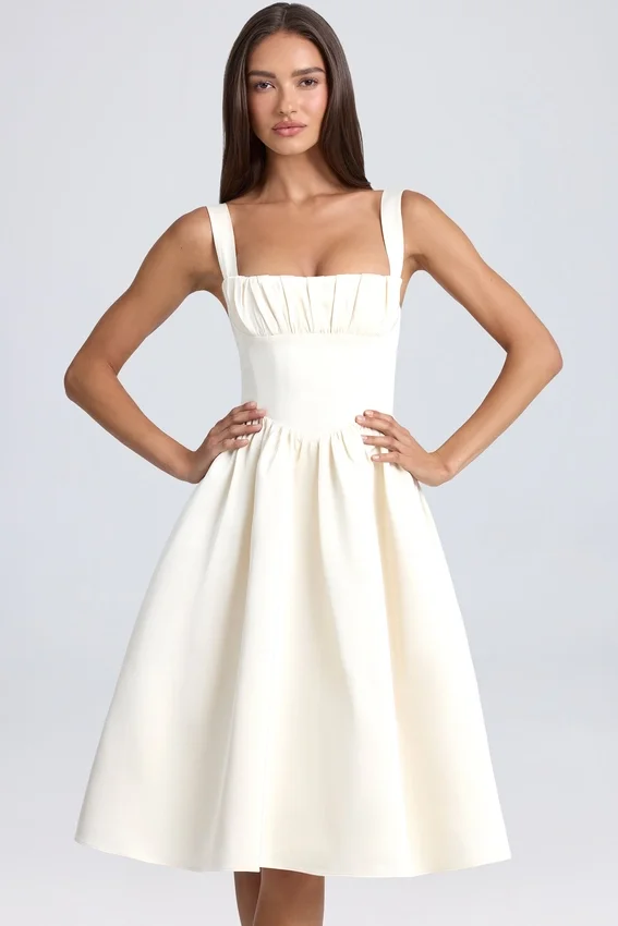 Marguerite draperad korsettklänning i midilängd i ivory Marguerite draperad korsettklänning i midilängd i ivory