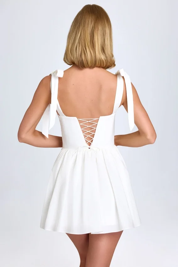 Marianna Ruched Corset Miniklänning i vitt Marianna Ruched Corset Miniklänning i vitt
