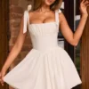 Marianna Ruched Corset Miniklänning i vitt Marianna Ruched Corset Miniklänning i vitt