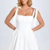 Marianna Ruched Corset Miniklänning i vitt Marianna Ruched Corset Miniklänning i vitt