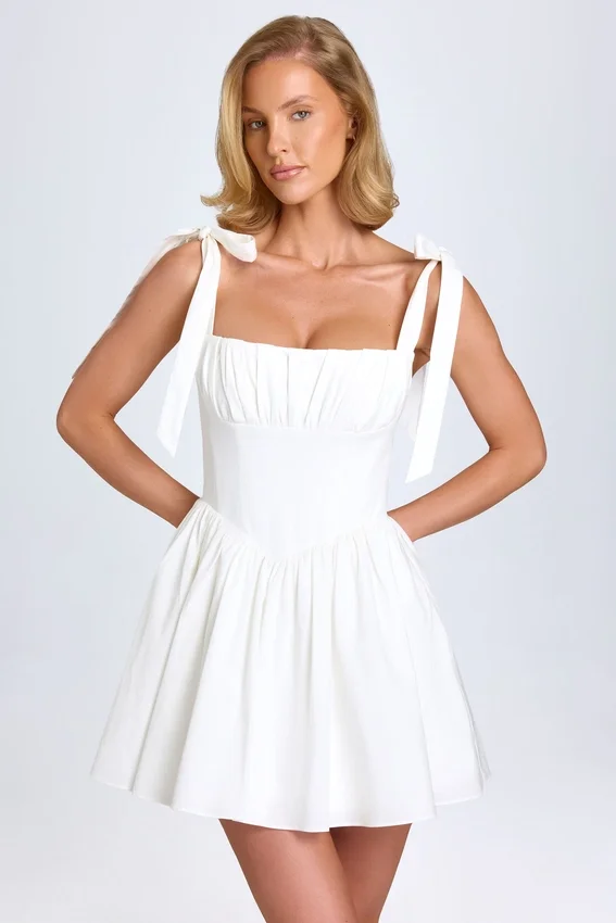 Marianna Ruched Corset Miniklänning i vitt Marianna Ruched Corset Miniklänning i vitt
