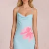 Marielle miniklänning i chiffong med blått blommönster Marielle miniklänning i chiffong med blått blommönster