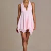 Mariette Premium Chiffon Plunge-Neck Open-Back Miniklänning i Baby Pink Mariette Premium Chiffon Plunge-Neck Open-Back Miniklänning i Baby Pink
