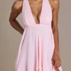 Mariette Premium Chiffon Plunge-Neck Open-Back Miniklänning i Baby Pink Mariette Premium Chiffon Plunge-Neck Open-Back Miniklänning i Baby Pink