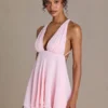Mariette Premium Chiffon Plunge-Neck Open-Back Miniklänning i Baby Pink Mariette Premium Chiffon Plunge-Neck Open-Back Miniklänning i Baby Pink