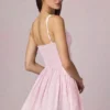 Marissa A-linjeformad miniklänning med rosettdetalj i mjuk mauve randig Marissa A-linjeformad miniklänning med rosettdetalj i mjuk mauve randig