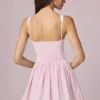 Marissa A-linjeformad miniklänning med rosettdetalj i mjuk mauve randig Marissa A-linjeformad miniklänning med rosettdetalj i mjuk mauve randig