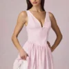 Marissa A-linjeformad miniklänning med rosettdetalj i mjuk mauve randig Marissa A-linjeformad miniklänning med rosettdetalj i mjuk mauve randig
