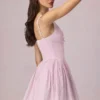 Marissa A-linjeformad miniklänning med rosettdetalj i mjuk mauve randig Marissa A-linjeformad miniklänning med rosettdetalj i mjuk mauve randig