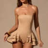 Marivelle volangklänning med snörning i beige Marivelle volangklänning med snörning i beige
