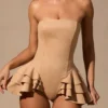Marivelle volangklänning med snörning i beige Marivelle volangklänning med snörning i beige