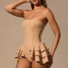 Marivelle volangklänning med snörning i beige Marivelle volangklänning med snörning i beige