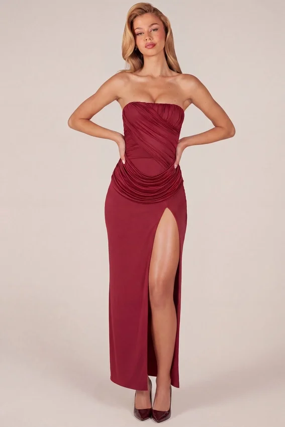 Matilde bandeau-klänning med draperingar och långt skärp i körsbärsrött Matilde bandeau-klänning med draperingar och långt skärp i körsbärsrött